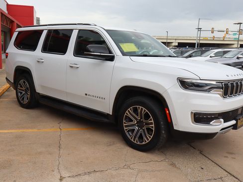 Used 2023 Jeep Wagoneer L Series II image 4