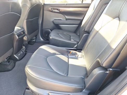 Used 2025 Toyota Highlander Limited image 31