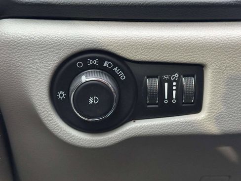 Used 2018 Chrysler Pacifica Touring-L FWD image 30