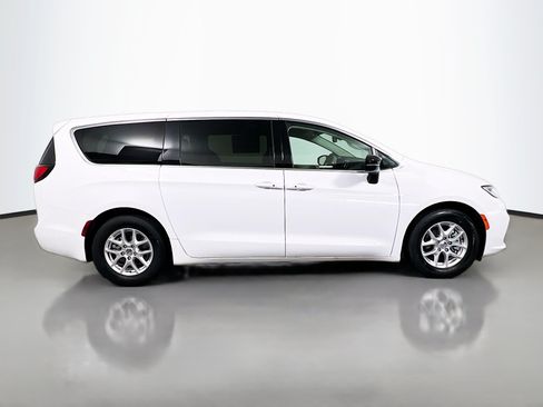 Used 2024 Chrysler Pacifica Touring-L FWD image 2