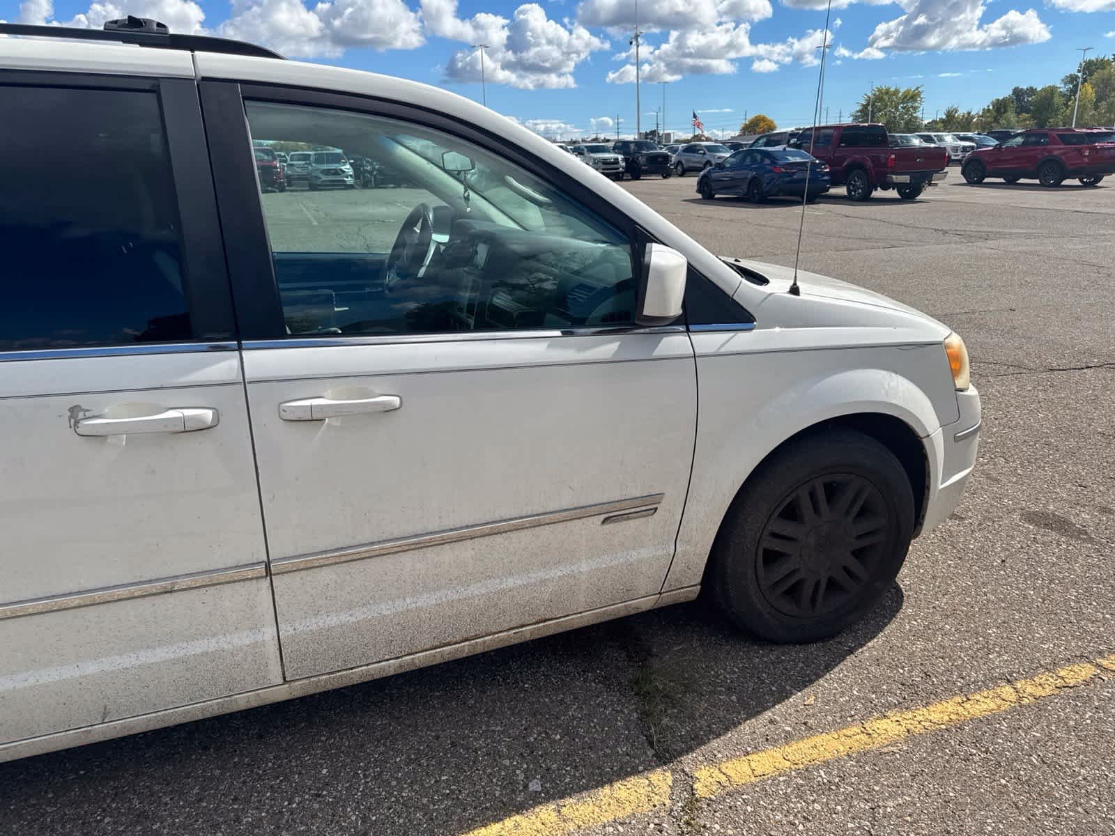 Used 2010 Chrysler Town & Country Touring FWD image 11