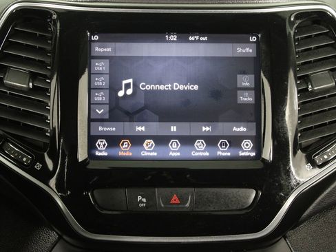 Used 2019 Jeep Cherokee Limited image 10