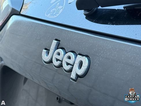 Used 2019 Jeep Cherokee Overland w/ Technology Group FWD image 11