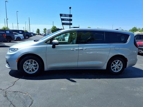 Used 2023 Chrysler Pacifica Touring-L FWD image 25