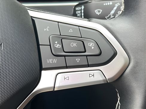 Used 2023 Volkswagen Tiguan SE w/ Panoramic Sunroof Package FWD image 17