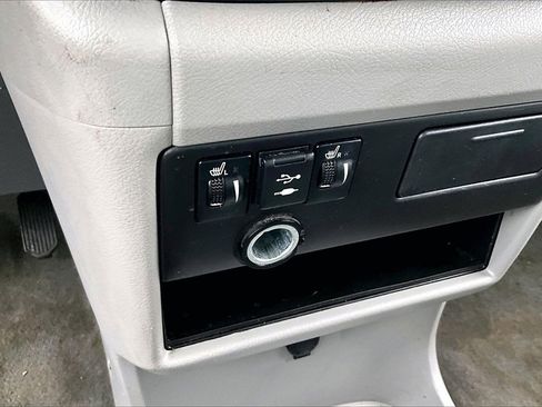 Used 2018 Toyota Sienna XLE w/ XLE Navigation Package image 32