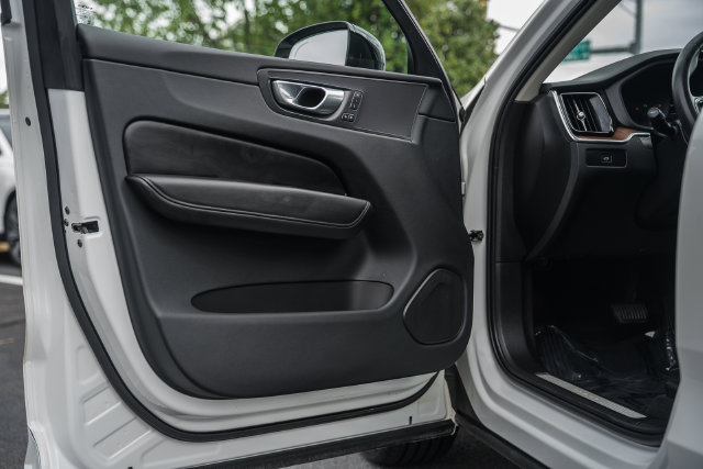 Used 2024 Volvo XC60 B5 Plus w/ Protection Package Premier AWD/4WD image 40