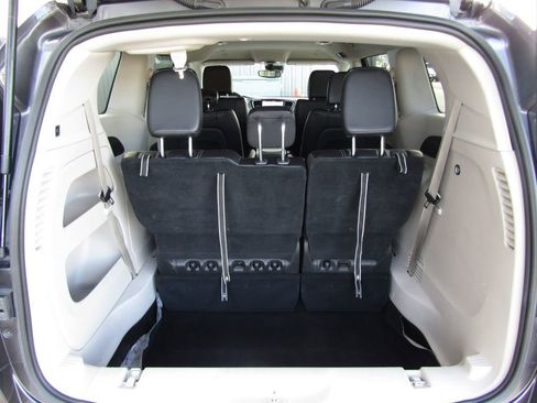 Used 2023 Chrysler Pacifica Touring-L image 34