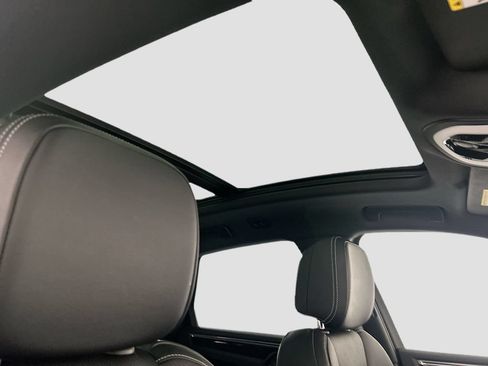 Certified 2025 Porsche Macan AWD/4WD image 20