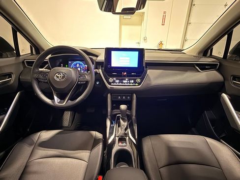 Used 2024 Toyota Corolla Cross XLE w/ Convenience Package FWD image 30