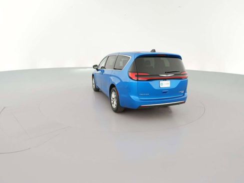 New 2026 Chrysler Pacifica Limited image 9