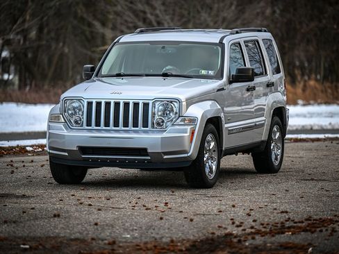 Used 2012 Jeep Liberty Sport image 2