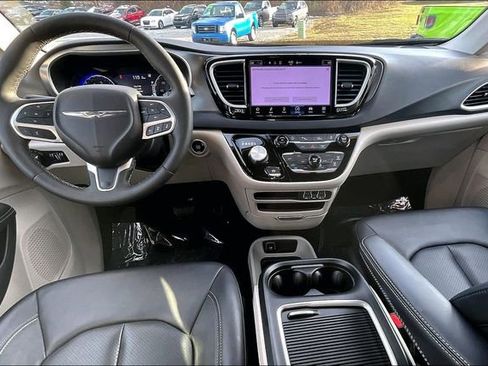 Used 2024 Chrysler Pacifica Touring-L image 15