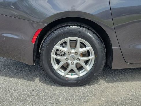 Used 2023 Chrysler Pacifica Touring-L w/ Uconnect Theater Family Group image 7