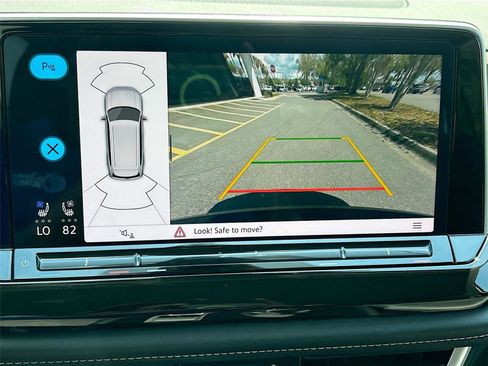 Used 2025 Volkswagen Atlas SE image 13