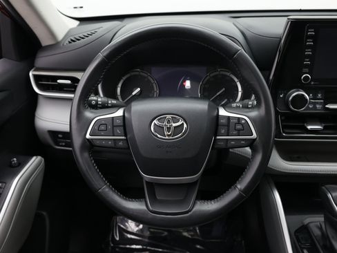 Used 2022 Toyota Highlander XLE FWD image 39