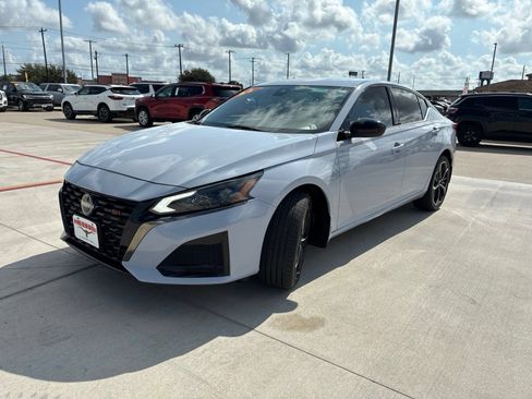 Used 2024 Nissan Altima 2.5 SR AWD/4WD image 3