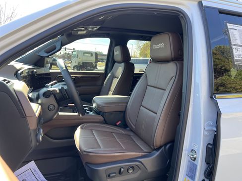 New 2026 Chevrolet Suburban High Country image 16