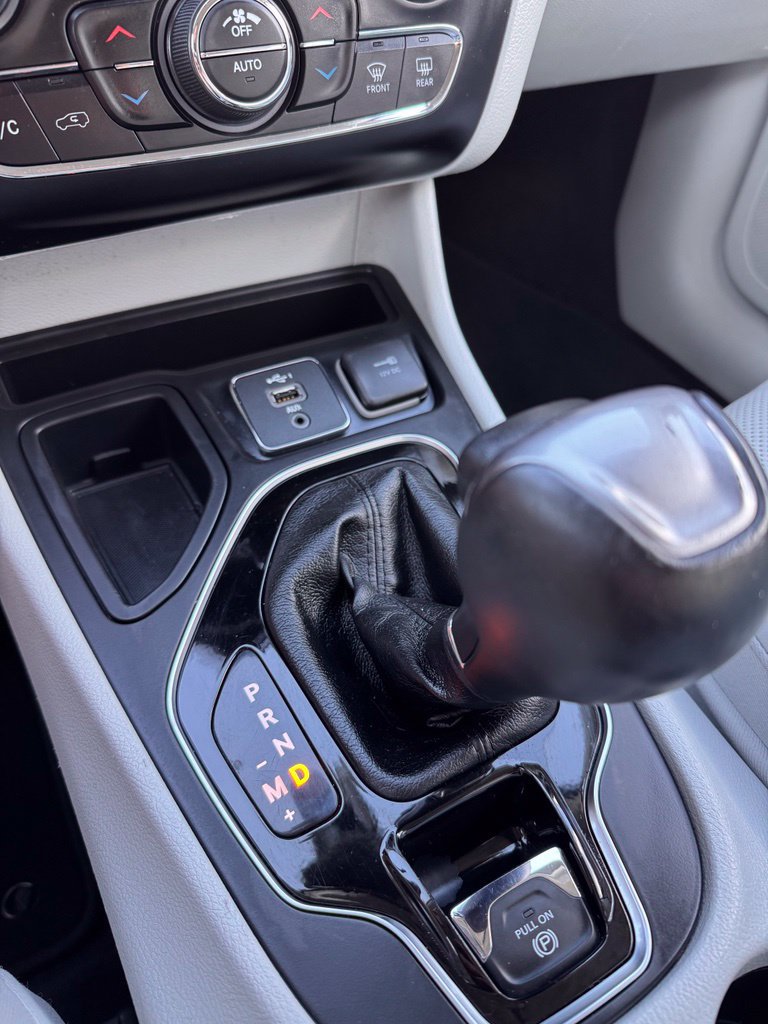 Used 2019 Jeep Cherokee Limited FWD image 21