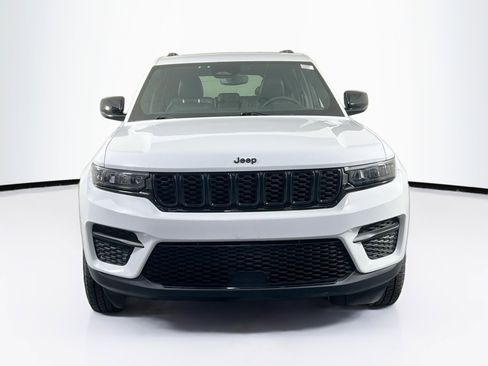 Used 2023 Jeep Grand Cherokee Altitude AWD/4WD image 2
