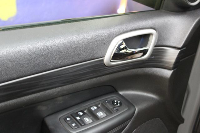 Used 2020 Jeep Grand Cherokee Altitude AWD/4WD image 13