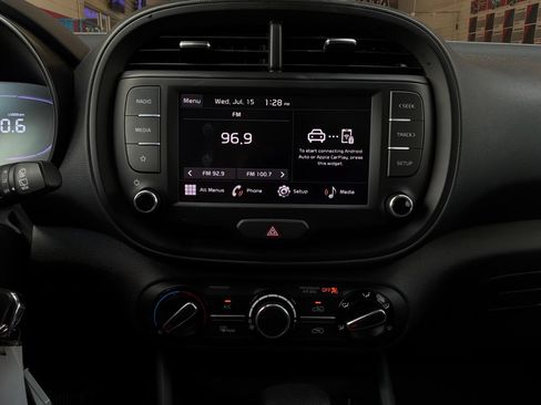 Used 2025 Kia Soul LX w/ LX Technology Package FWD image 24