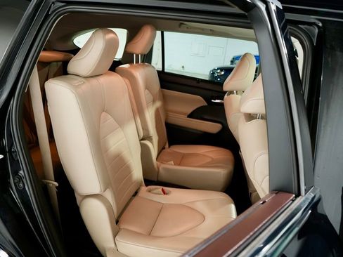 Used 2021 Toyota Highlander XLE image 32