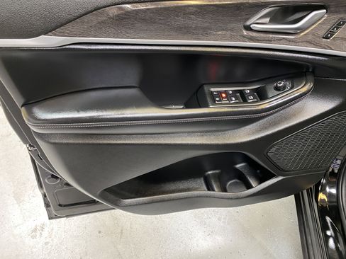 Used 2025 Jeep Grand Cherokee L Limited w/ Black Appearance Package image 22