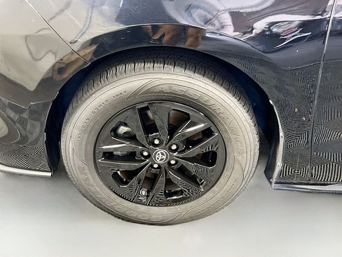 Used 2023 Toyota Sienna XLE FWD image 13