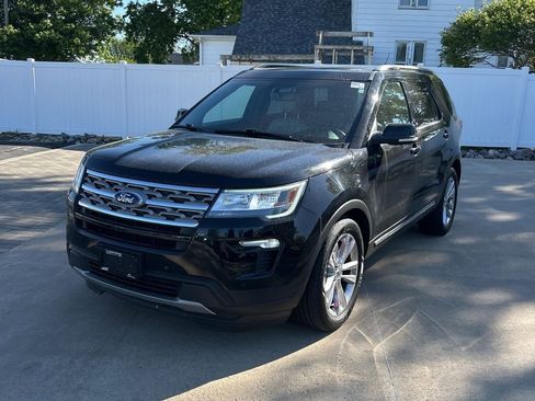 Used 2018 Ford Explorer XLT w/ Equipment Group 202A FWD image 2