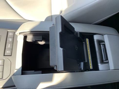 Used 2021 Toyota Highlander XLE image 26