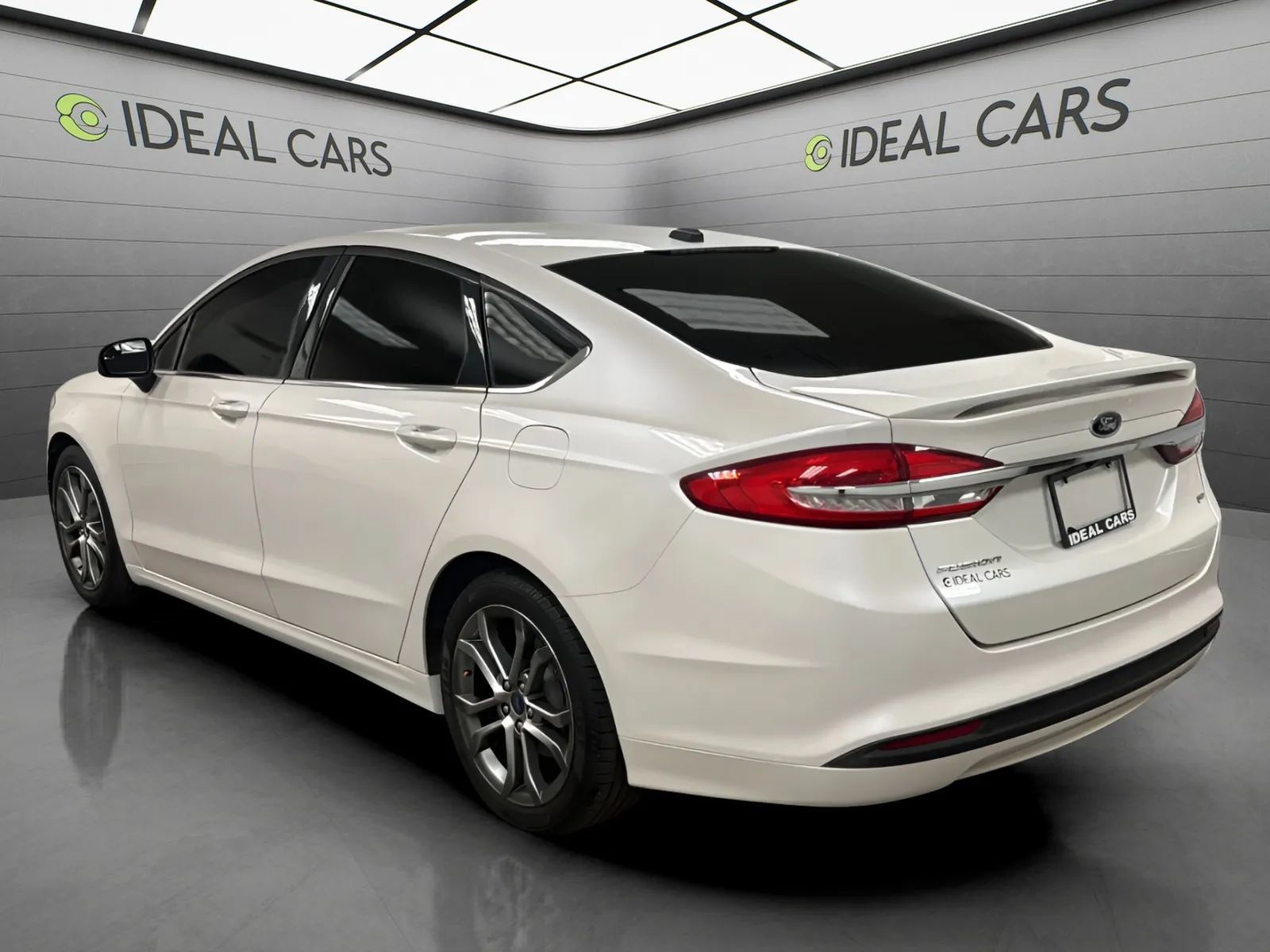 Used 2017 Ford Fusion SE w/ Equipment Group 201A FWD image 7