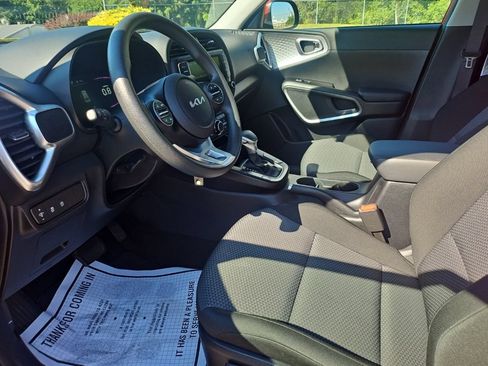 Used 2023 Kia Soul LX w/ LX Technology Package FWD image 9