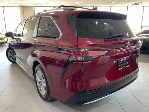 Used 2021 Toyota Sienna Limited image 5