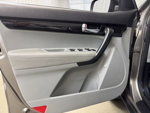 Used 2011 Kia Sorento LX image 8
