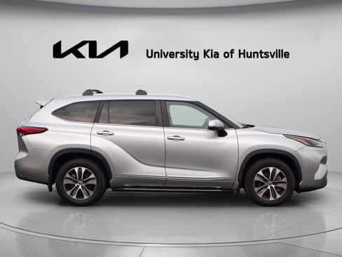 Used 2023 Toyota Highlander XLE image 8