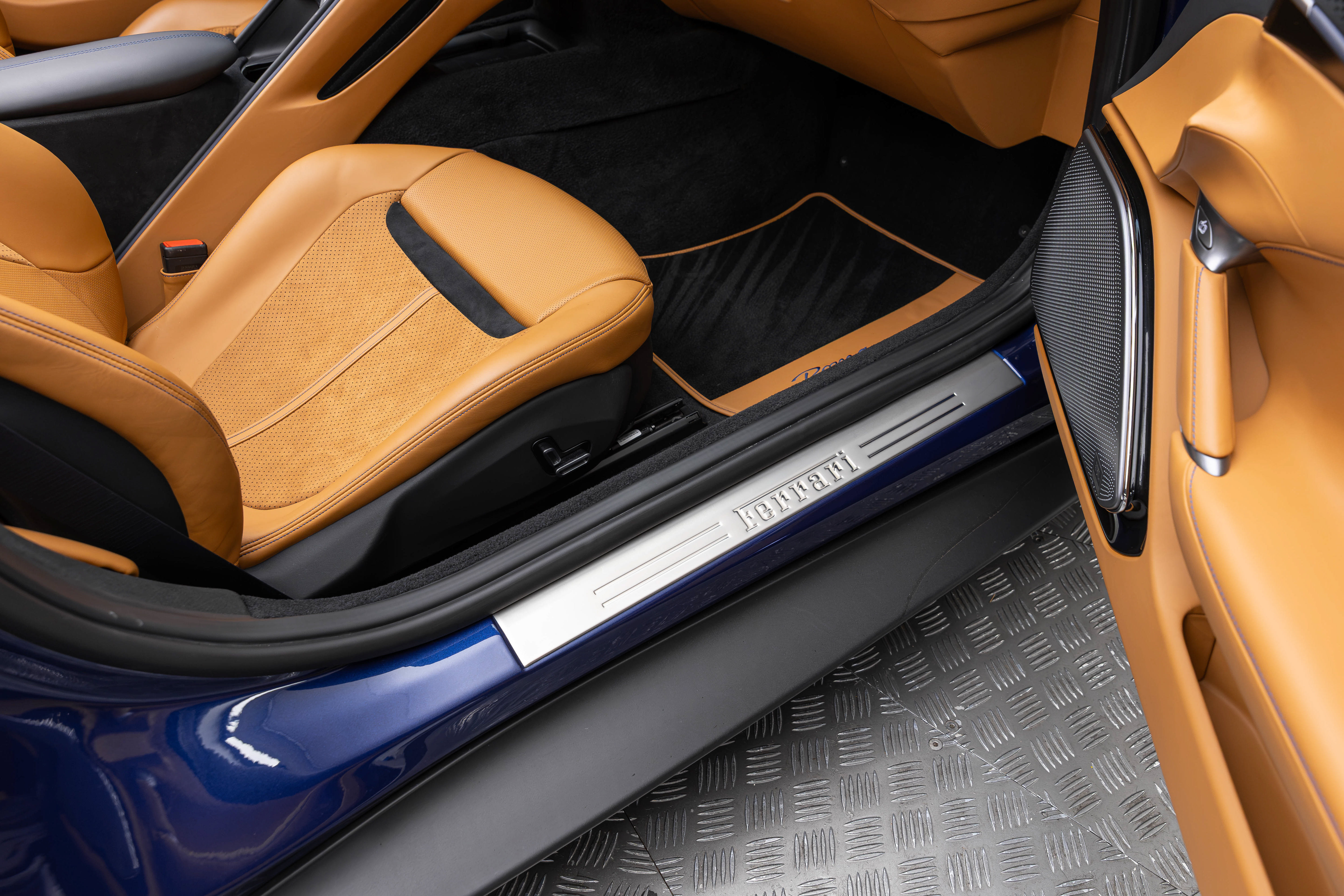Used 2025 Ferrari Roma Spider RWD image 33