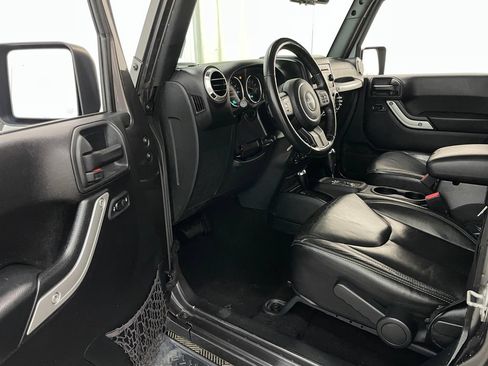 Used 2016 Jeep Wrangler Unlimited Sahara AWD/4WD image 16