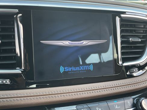 Used 2020 Chrysler Pacifica Limited w/ Advanced Safetytec Group FWD image 27