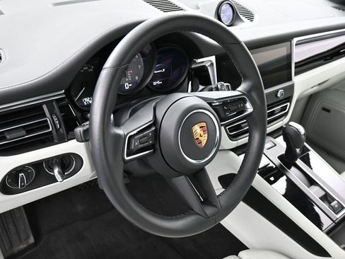 Certified 2022 Porsche Macan S image 17