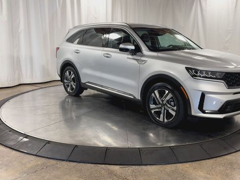 Certified 2023 Kia Sorento EX image 3