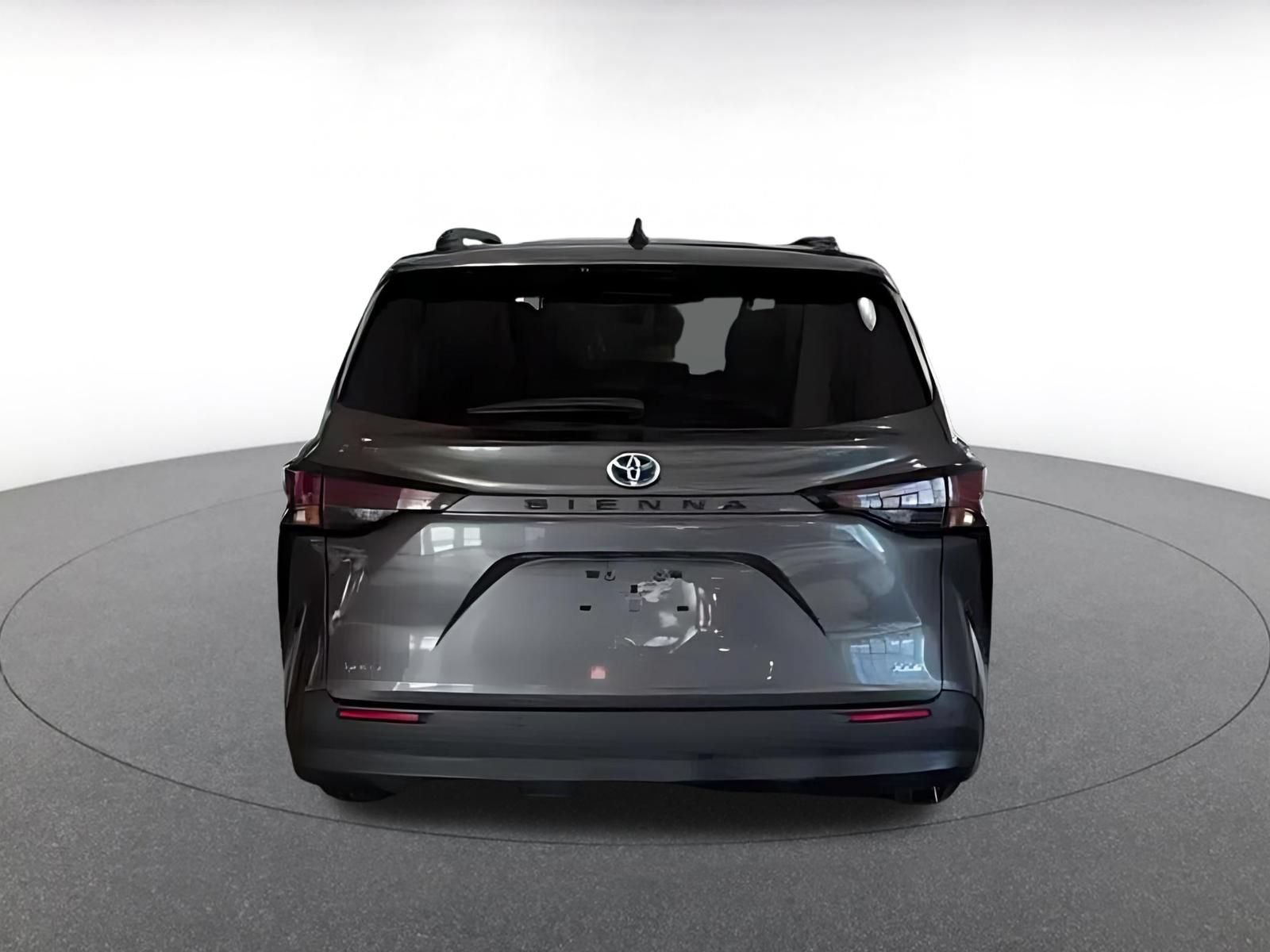 Used 2025 Toyota Sienna XLE FWD image 12