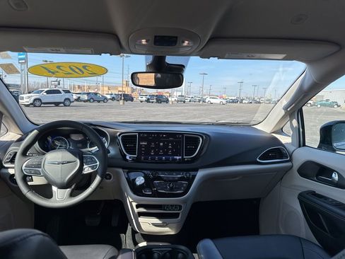 Used 2024 Chrysler Pacifica Touring-L FWD image 41