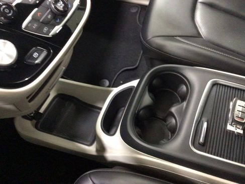 Used 2023 Chrysler Pacifica Touring-L FWD image 14