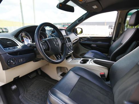 Used 2019 Dodge Grand Caravan SXT FWD image 4