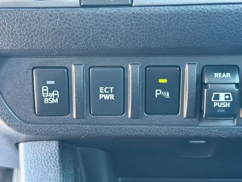 Used 2018 Toyota Tacoma TRD Off-Road w/ Technology Package AWD/4WD image 28