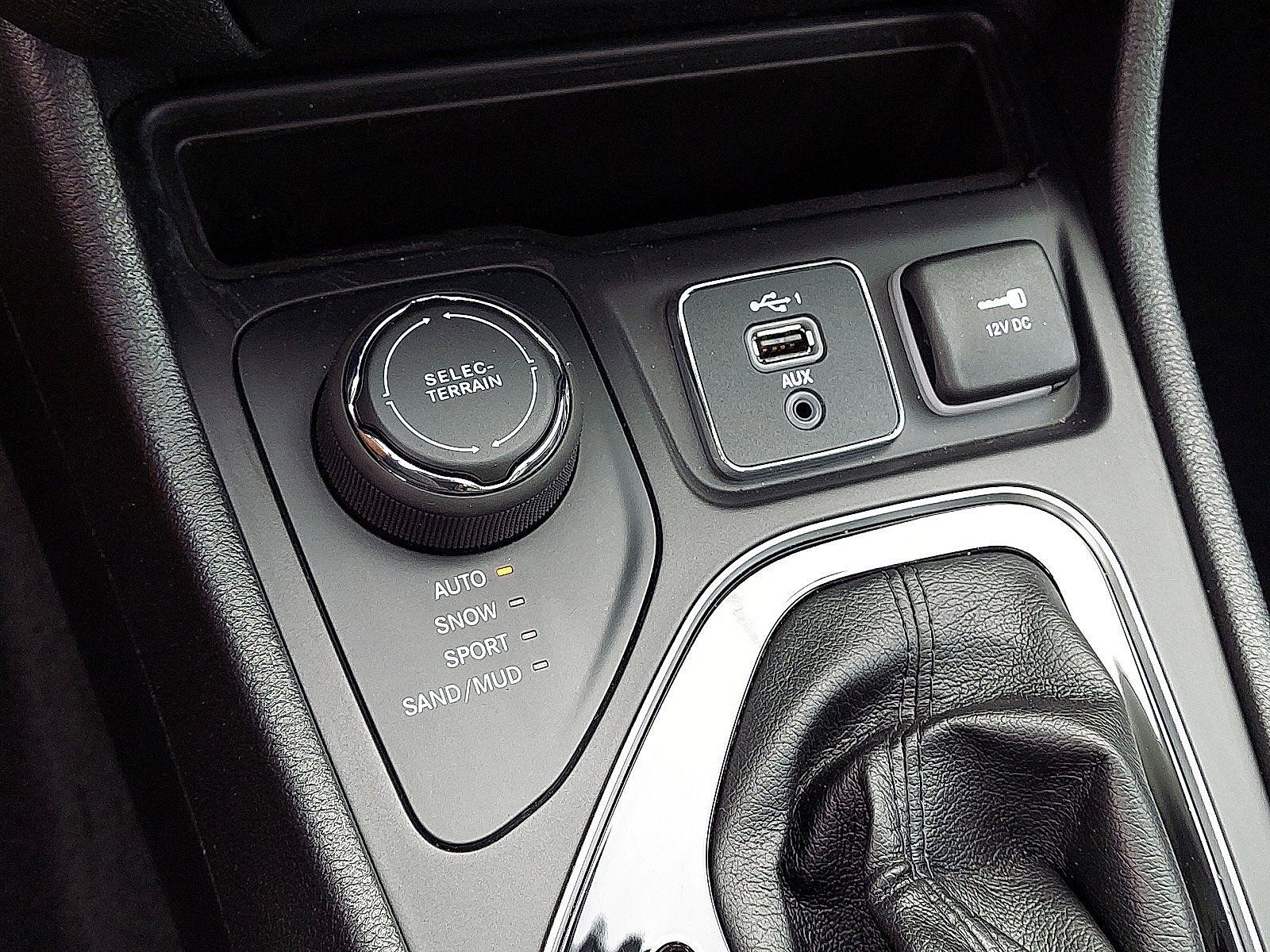 Used 2019 Jeep Cherokee Limited AWD/4WD image 25