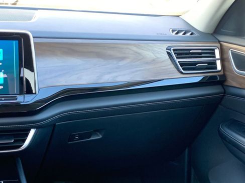 Used 2024 Volkswagen Atlas SE image 38