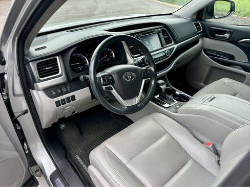 Used 2017 Toyota Highlander Limited Platinum AWD/4WD image 11