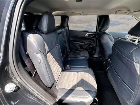 Used 2025 Mitsubishi Outlander SE FWD image 25